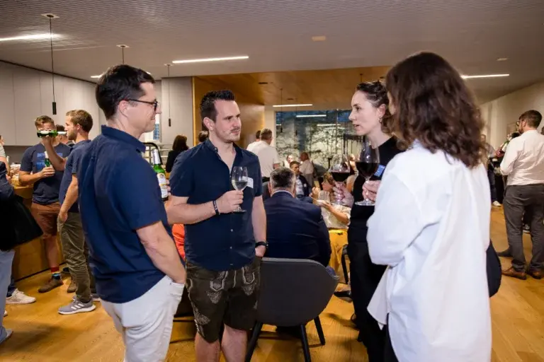 Networking im Veranstaltungsraum nach dem offiziellen Teil.