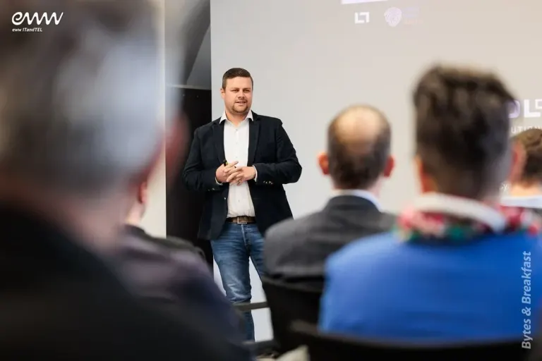 Gerald Eder spricht vor Publikum bei der Veranstaltung „Bytes & Breakfast“.